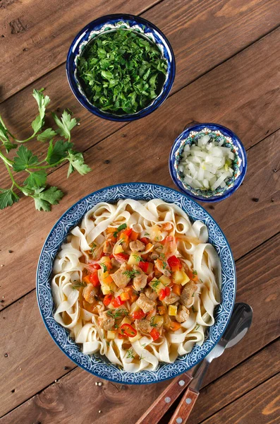 Uzbek lagman soup with noodles, meat and vegetables. Traditional Uzbek cuisine. — Stock Image Uzbek Lagman Soup Noodles Meat Vegetables Traditional Uzbek Cuisine Stock Image