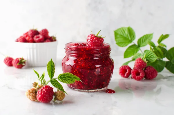 Mermelada Casera Hecha Frambuesas Molidas Azúcar Mermelada Frasco Sobre Una — Foto de Stock