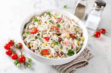 Yengeç çubuklu salata, lahana ve domates. Taze lezzetli salata.