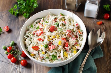 Yengeç çubuklu salata, lahana ve domates. Taze lezzetli salata.