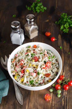 Yengeç çubuklu salata, lahana ve domates. Taze lezzetli salata.