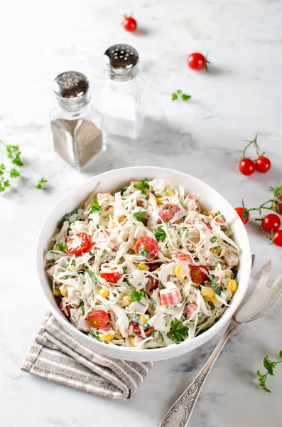 Ensalada Con Palitos Cangrejo Col Tomates Ensalada Deliciosa Fresca —  Fotos de Stock