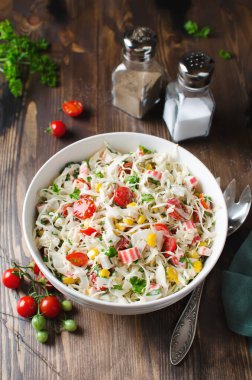 Yengeç çubuklu salata, lahana ve domates. Taze lezzetli salata.