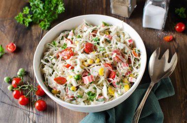 Yengeç çubuklu salata, lahana ve domates. Taze lezzetli salata.