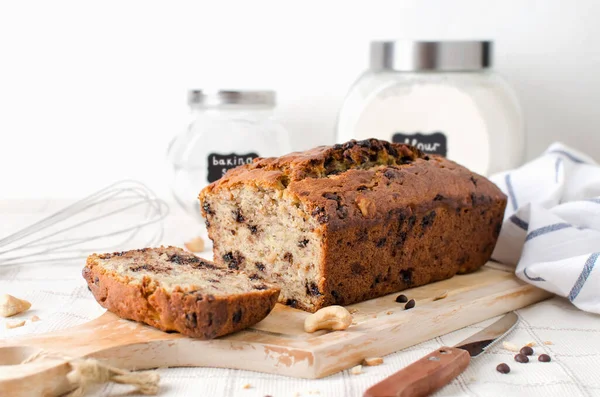 Pão Banana Caseiro Com Castanha Caju Gotas Chocolate Estilo Escandinavo — Fotografia de Stock