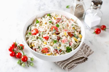Yengeç çubuklu salata, lahana ve domates. Taze lezzetli salata.