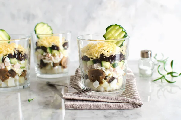 Gelaagde Salade Met Kip Champignons Pruimen Eieren Komkommers Aardappelen Kaas — Stockfoto