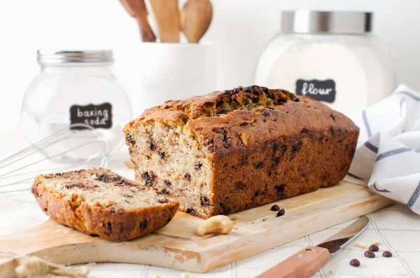 Hausgemachtes Bananenbrot Mit Cashewnüssen Und Schokotropfen Skandinavischer Stil Der Küche lizenzfreie Stockfotos