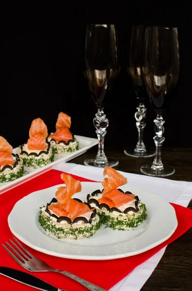 Сэндвич со сливочным сыром и лососем на праздничном столе — стоковое фото