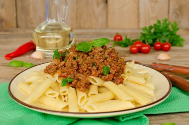 Bolognese yahni ahşap bir masa üzerinde ile makarna