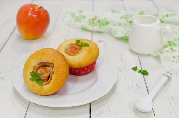 Äpple tebröd med färska äpplen på en trä bakgrund — Stockfoto