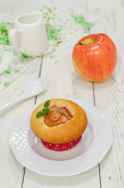 Apple muffins with fresh apples on a wooden background — Stock Photo, Image