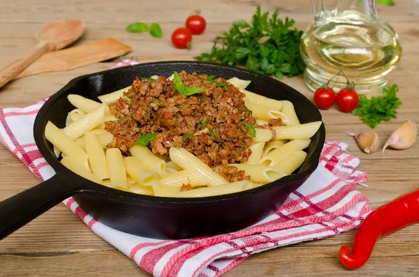 Pasta con ragú boloñés sobre una mesa de madera — Foto de Stock