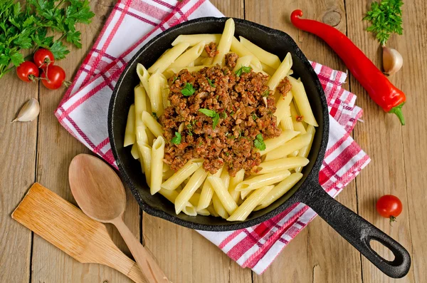 Pasta con ragú boloñés sobre una mesa de madera — Foto de Stock