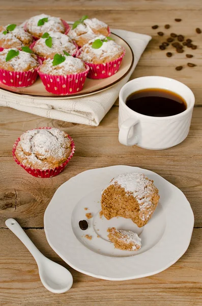 Muffins med kaffe på trä bakgrund — Stockfoto