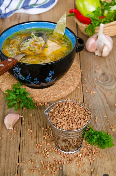 Sopa con grañones de trigo sarraceno sobre fondo de madera —  Fotos de Stock