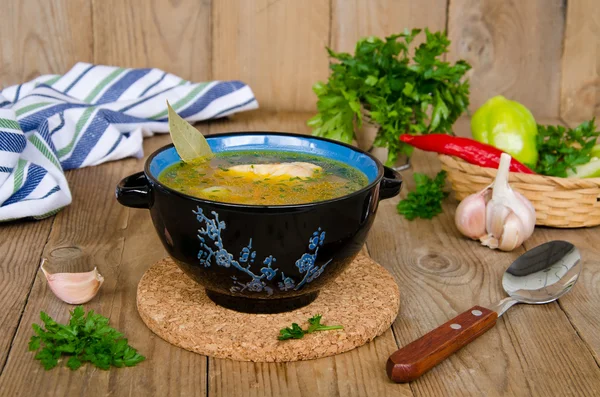 Sopa com grumos de trigo mourisco em um fundo de madeira — Fotografia de Stock