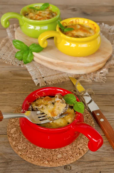 Julienne with chicken and mushrooms under a cheese crust — Stock Photo, Image