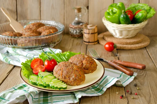 Kotletter med bovete och en sida skålen med grönsaker — Stockfoto