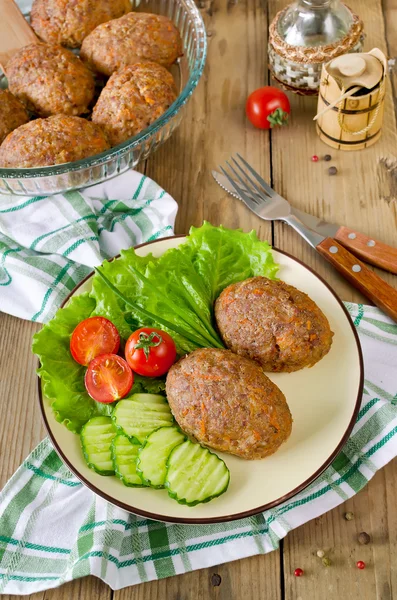 Chuletas con trigo sarraceno y guarnición de verduras — Foto de Stock