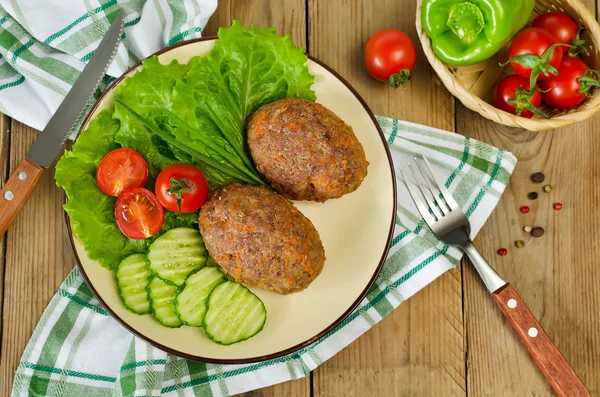 Kotletter med bovete och en sida skålen med grönsaker — Stockfoto