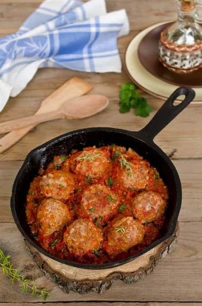 Stekta köttbullar med tomatsås och kryddor i stekpanna — Stockfoto