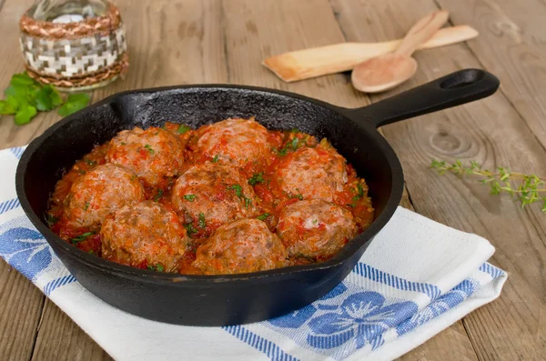 Stekta köttbullar med tomatsås och kryddor i stekpanna — Stockfoto