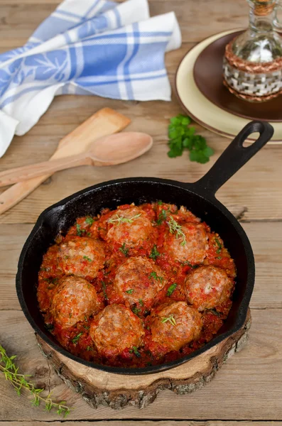 Stekta köttbullar med tomatsås och kryddor i stekpanna — Stockfoto