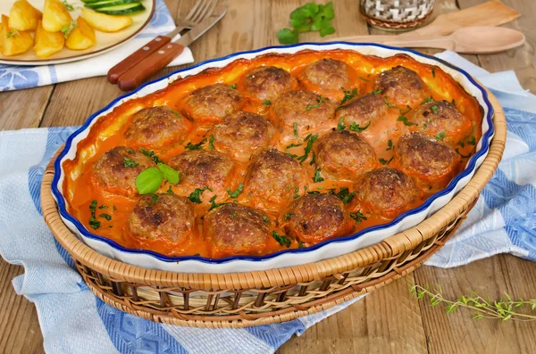 Friterade köttbullar i tomatsås — Stockfoto