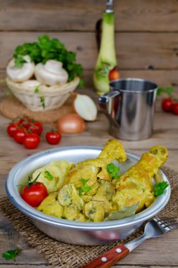 Tavuk uyluk mantar püresi pota ile bir krem sos ile