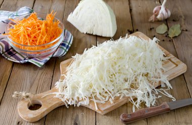 Woodboard üzerinde dekapaj için hazırlanan taze lahana