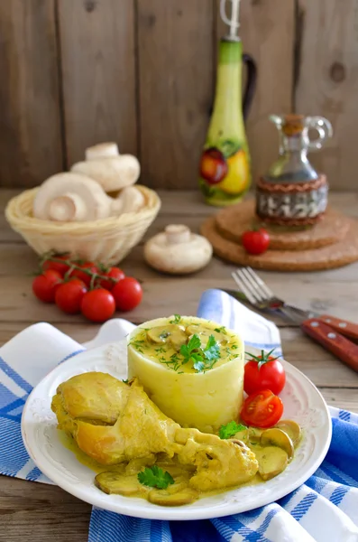 Cosce di pollo con funghi in salsa cremosa con purè di patate — Foto Stock