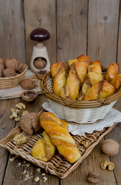 Doces caseiros com queijo e recheio de nozes — Fotografia de Stock