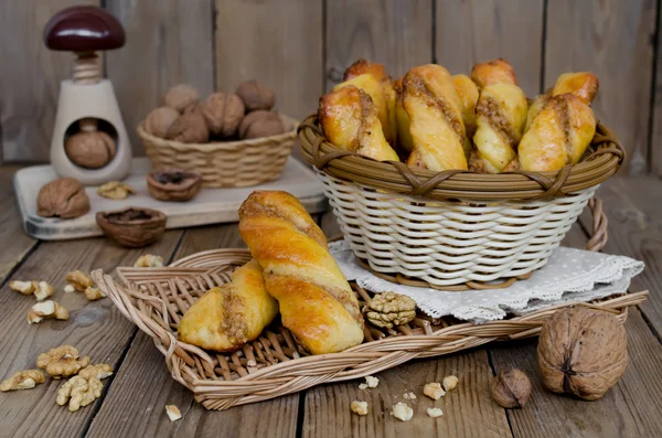 Produse de patiserie de casă cu brânză și umplutură cu nuci — Fotografie, imagine de stoc