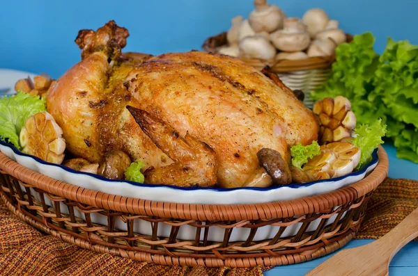 Seluruh ayam panggang diisi dengan buckwheat dan jamur — Stok Foto