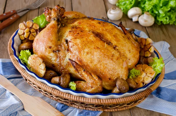 Whole roasted chicken stuffed with buckwheat and mushrooms — Stock Photo, Image