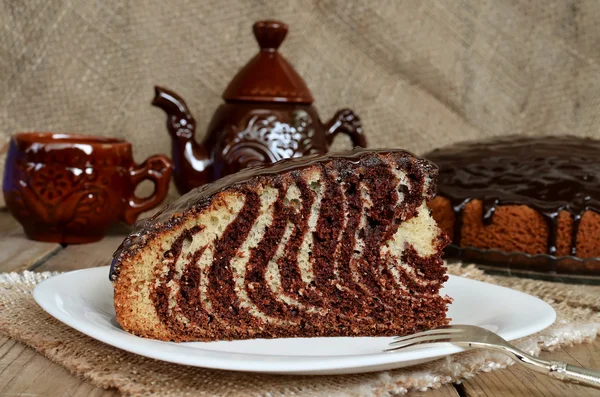 Пирог Zebra с шоколадной глазурью — стоковое фото