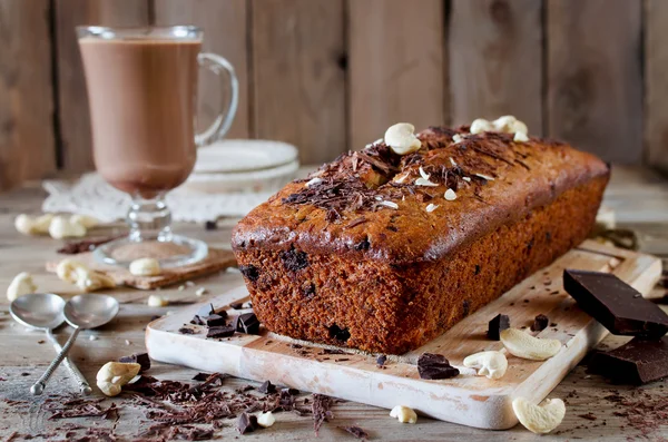 Bolo de banana com chocolate e castanha de caju — Fotografia de Stock