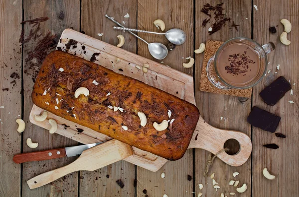 Банановый кекс с шоколадом и орехом кешью — стоковое фото