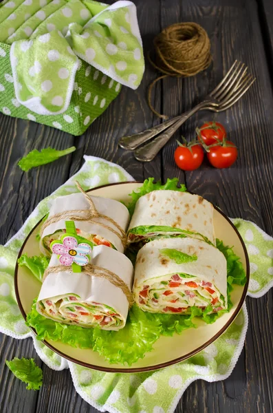 Rollos de pan con verduras, queso y salchichas — Foto de Stock