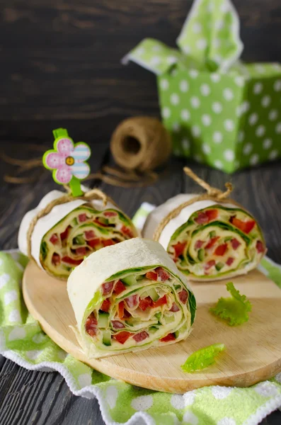 Rolls of bread with vegetables, cheese and sausage — Stock Photo, Image