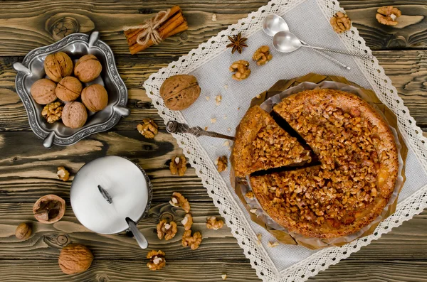 Pedaço de torta de maçã com noz e esmalte de açúcar — Fotografia de Stock