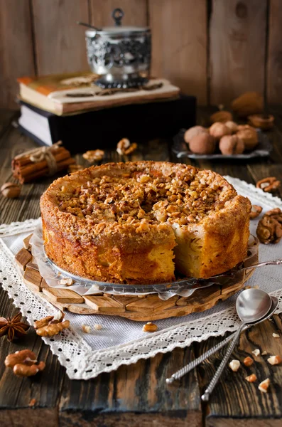 Pedaço de torta de maçã com noz e esmalte de açúcar — Fotografia de Stock