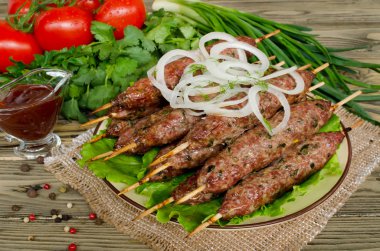 Ahşap şişleri ve taze sebze ızgara kebaplar