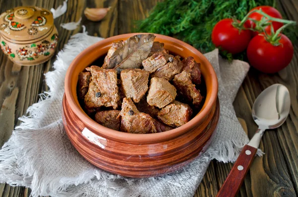 Stoofpot van rundvlees met laurier en peper — Stockfoto