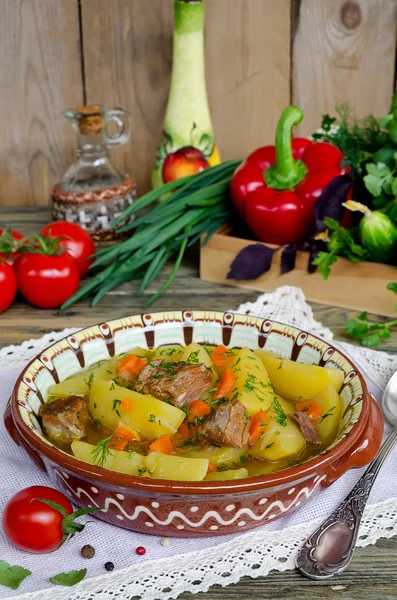 Fleischeintopf mit Kartoffeln und Gemüse — Stockfoto