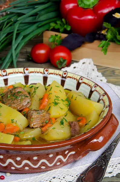 М'ясний рагу з картоплею та овочами — стокове фото