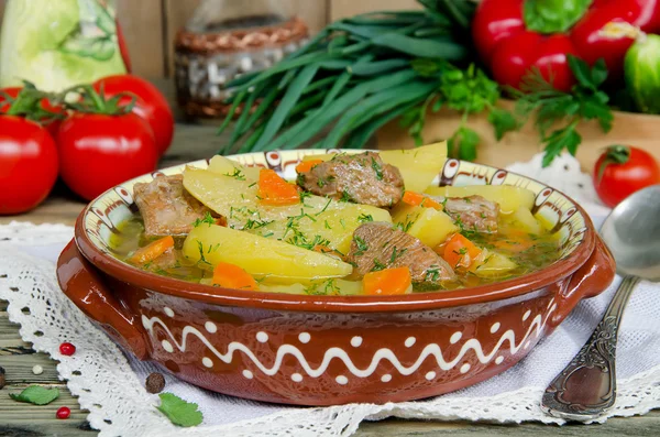Fleischeintopf mit Kartoffeln und Gemüse — Stockfoto