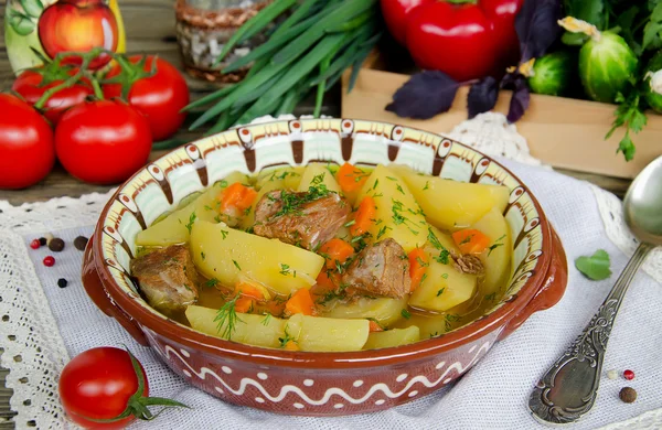 Fleischeintopf mit Kartoffeln und Gemüse — Stockfoto