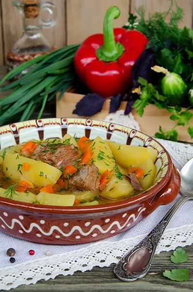 Estofado de carne con patatas y verduras —  Fotos de Stock